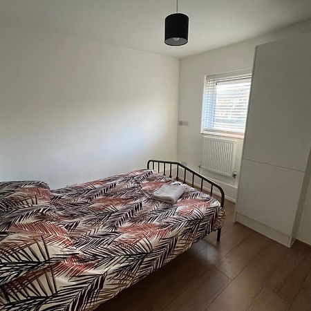 Immaculate 2 Bed Flat With Free Parking! Leilighet Watford  Eksteriør bilde