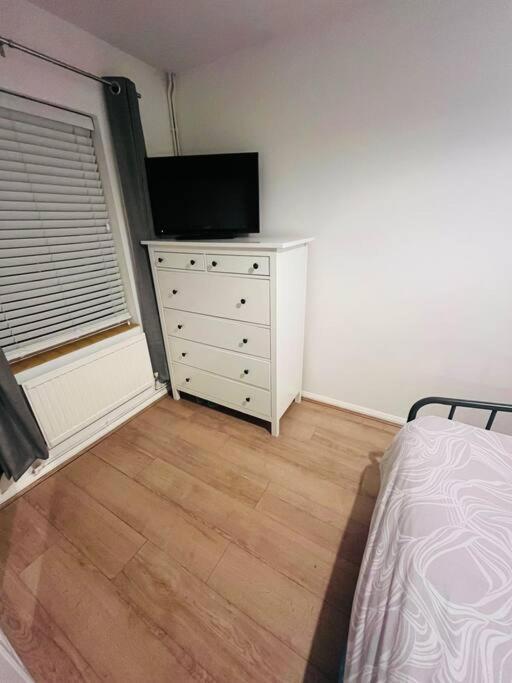 Immaculate 2 Bed Flat With Free Parking! Leilighet Watford  Eksteriør bilde