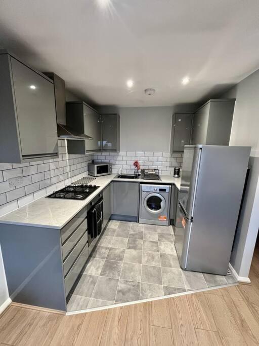 Immaculate 2 Bed Flat With Free Parking! Leilighet Watford  Eksteriør bilde